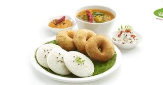 Vadai dan idly makanan tradisional India.